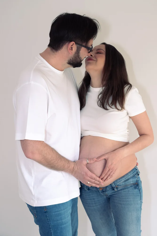 Paar beim gemeinsamen Babybauchshooting.