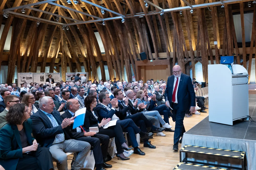 Redner und Publikum bei einer Konferenz.