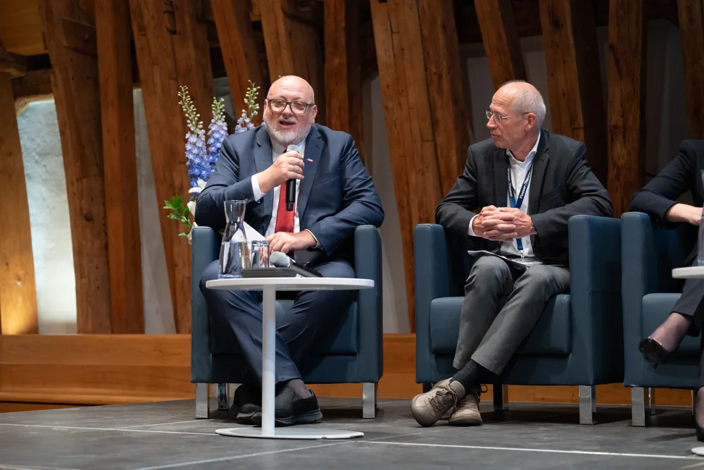 Gespräch auf der Bühne bei einer Podiumsdiskussion.