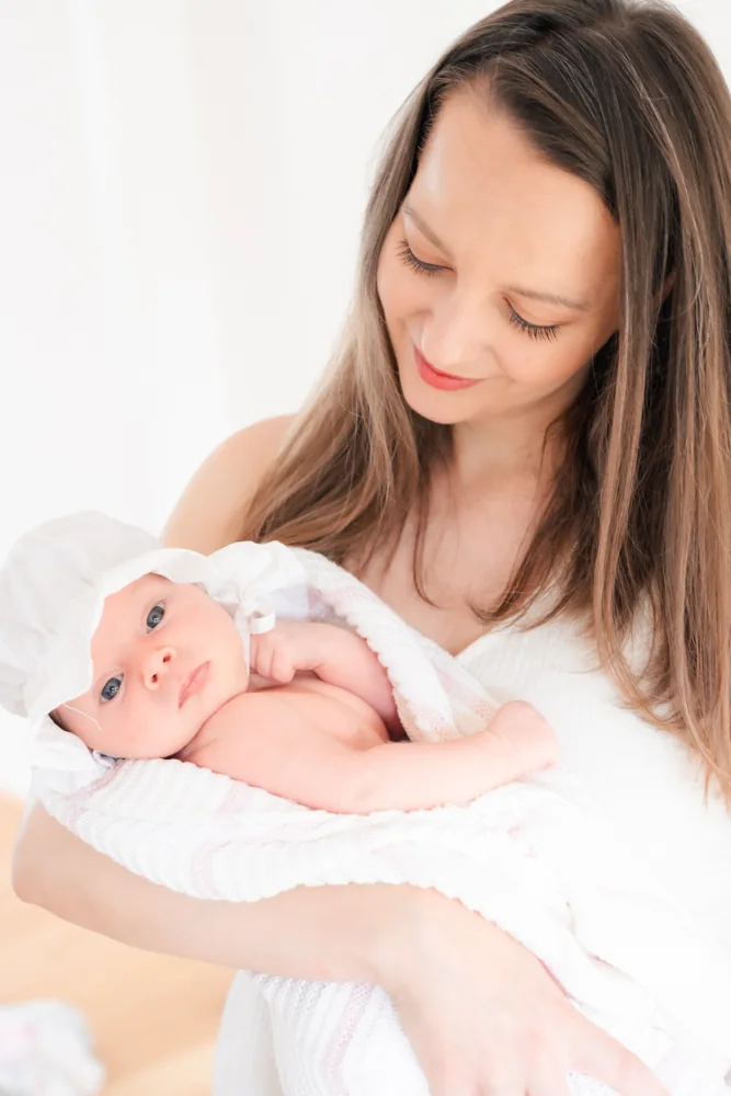 Mutter hält ihr Baby im Arm.
