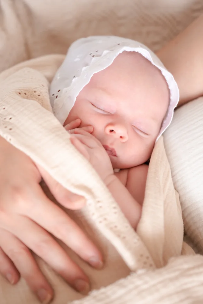 Schlafendes Baby in einer weichen Decke.